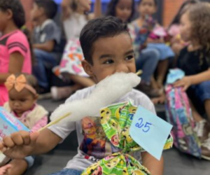 Parceria com o governo do estado a Assistente Social Lourdes e o ministério Apostólico fé presenteia crianças da cidade de Coxim