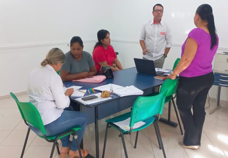 Assistente Social Lourdes na casa dos trabalhadores